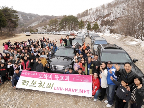 기아자동차는 모하비 동호회 러브하비 동호회원들과 함께 온-오프로드를 직접 경험하고 모하비의 성능을 체험할 수 있는 「온-오프로드 주행 퍼포먼스 」행사를 개최했다고 밝혔다. 사진은 「온-오프로드 주행 퍼포먼스 」를 마친 후 러브하비 회원들이 한 자리에 모여 파이팅을 외치고 있는 모습.
