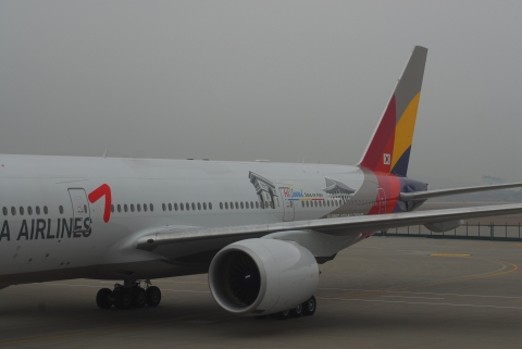 서울과 파리의 대표이미지인 경회루와 개선문을 새긴 아시아나항공의 B777 항공기