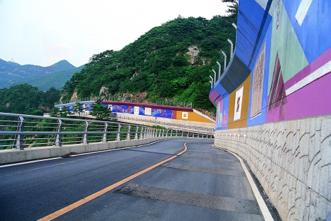흑산도만의 명물 해안 벽화도로