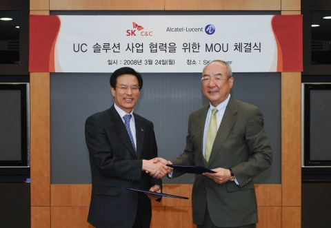 SK C&C (사장: 윤석경, www.skcc.com)와 한국 알카텔-루슨트(대표이사 : 양춘경, www.alcatel-lucent.com/kr)는 통합 커뮤니케이션(UC) 시장 진출을 위해 사업 협력을 하기로 하고 24일 SK C&C 본사에서 양해각서(MOU) 체결식을 가졌다. 이번 사업협력은 통신비용의 절감과 효율적인 커뮤니케이션 기반 구축을 위한 UC 수요 증대에 발맞추어 빠른 성장이 예상되는 IP 텔레포니 및 IPCC(IP 컨택센터) 분야 시장 선점을 위해 마련되었다. 사진은 SK C&C 공공▪금융사업부문장 주정수 전무(사진 왼쪽)와 한국 알카텔-루슨트 양춘경 사장이 MOU를 체결하고 협약서를 교환하는 모습