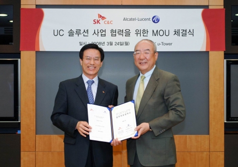사진은 SK C&C 공공▪금융사업부문장 주정수 전무(사진 왼쪽)와 한국 알카텔-루슨트 양춘경 사장이 MOU를 체결하고 기념촬영을 하는 모습