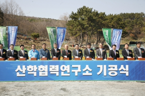 왼쪽 5번째부터 오종쇄 현대중공업 노조위원장, 이수동 과학대 학장, 민계식 현대중공업 부회장, 박맹우 울산시장, 최길선 현대중공업 사장, 정정길 울산대 총장.