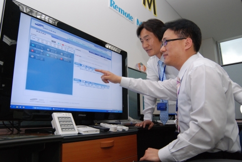 수원에 위치한 삼성전자 RM(Remote Management)센터에서 시스템에어컨 전담 엔지니어들이 '하우젠 원격관리 시스템 RMS(Remote Management System)'를 시행하고 있다.
