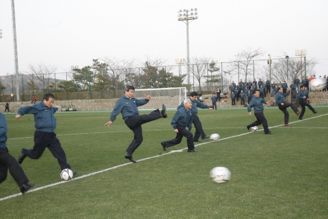 현대중공업의 「제 31회 부서별 축구대회」 개막식에서 민계식 부회장(가운데), 최길선 사장(왼쪽) 등이 시축하는 모습.