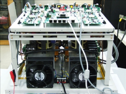 전력변환시스템 내 22kW DC/DC 컨버터 사진 		SIZE : 590(W) x 350(H) x 450(D) mm 		WEIGHT : 35kg