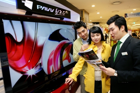 현대백화점 목동 매장을 방문한 고객들에게 매장 직원이 삼성전자 크리스털 로즈 디자인의 '파브 보르도 650'에 제품설명을 하고 있다.