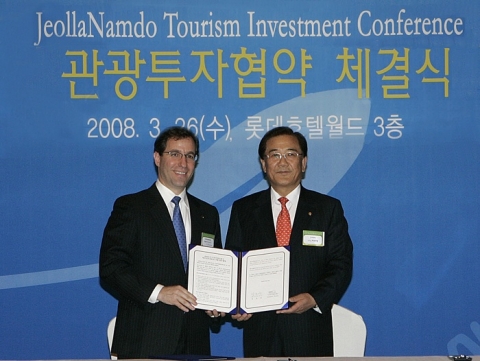서울 롯데호텔 크리스탈볼룸에서 리처드 웨커 외환은행장과 박준영 전남도지사가 업무협약을 체결한 후 기념촬영을 하고 있다.  왼쪽부터 한국외환은행 리처드 웨커 은행장, 박준영 전남도지사