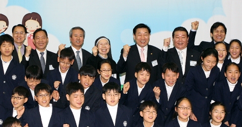 CDA 1주년기념 행사 후 기념촬영 하는 모습  (좌)신한은행 신상훈 은행장 - (가운데)서울시립소년의집 송민헌 원장 - (우)보건복지가족부 김성이 장관 - 은평구 노재동 구청장 - 영화배우 안성기