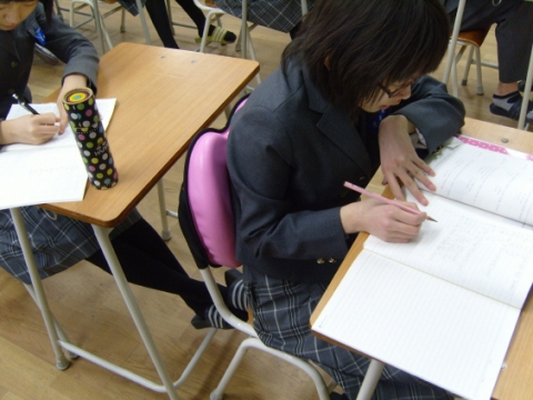 교실에서 미요쿠션을 사용하고 있는 학생들의 모습