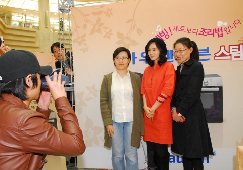 삼성전자 하우젠 모델 한가인이 30일 분당 삼성플라자에서 열린 ‘하우젠오븐 신제품 로드쇼’에 참석해 하우젠 오븐 신제품을 구입한 팬들과 기념 사진을 촬영하고 있다.
