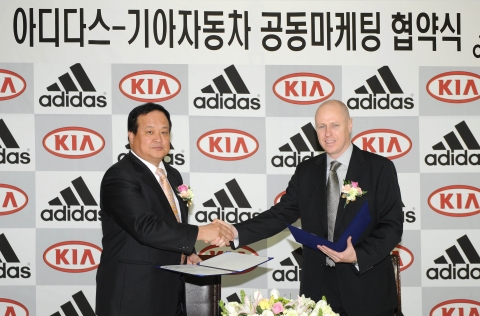 기아자동차는 아디다스 코리아와 공동마케팅을 진행하는 양해각서를 체결하고 있다. 사진은 김충호 기아차 부사장(왼쪽)과 폴 하디스티 아디다스코리아 사장(오른쪽)이 조인식을 체결한 후 악수하고 있는 모습.