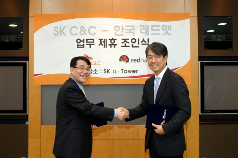 SK C&C와 한국레드햇은 31일 경기도 분당의 SK C&C 본사(SK u타워)에서 전략적 제휴관계를 맺고, 리눅스 제품에 대한 공동 마케팅 및 기술협력 추진을 위한 업무제휴협약을 체결했다. 사진은 SK C&C 신규사업부문장 조재수 전무(사진 왼쪽)와 한국레드햇 김근 대표(사진 오른쪽) 가 MOU를 체결하고 기념사진을 찍는 모습