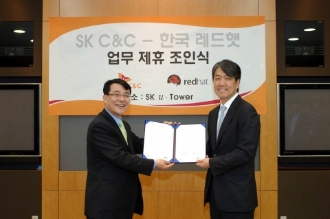 SK C&C와 한국레드햇은 31일 경기도 분당의 SK C&C 본사(SK u타워)에서 전략적 제휴관계를 맺고, 리눅스 제품에 대한 공동 마케팅 및 기술협력 추진을 위한 업무제휴협약을 체결했다. 사진은 SK C&C 신규사업부문장 조재수 전무(사진 왼쪽)와 한국레드햇 김근 대표(사진 오른쪽) 가 MOU를 체결하고 기념사진을 찍는 모습