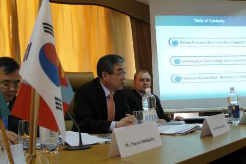 정경원 지식경제부 우정사업본부장(가운데)이 1일 카자흐스탄 우정공사에서 개최된 ‘한국-몽골-카자흐스탄 3국의 우정세미나’에서 몰다갈리예프 카자흐총재(왼쪽)와 터누 카자흐스탄 엘포스트 이사(오른쪽), 친조리그 몽골 우정공사 부총재 등 세 나라 관계자들이 참석한 가운데 한국의 우정현황과 미래 전략에 대해 주제발표를 하고 있다.