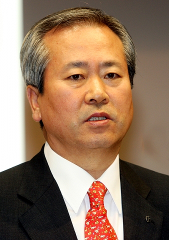 신상훈 은행장이 기념사를 하는 모습