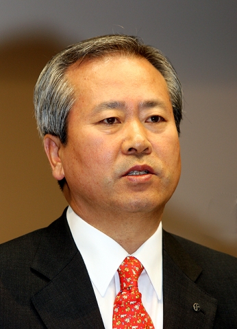 신상훈 은행장이 기념사를 하는 모습