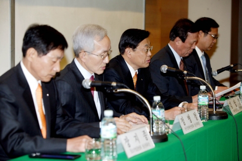 대한상공회의소, 전국경제인연합회, 한국무역협회, 중소기업중앙회, 한국경영자총협회 등 경제5단체는 1일 상의회관에서 기자회견을 갖고 ‘특검 장기화에 따른 기업경영 위축과 국가경제 불안을 걱정하는 경제계의 입장“이라는 공동성명을 발표했다. 사진 왼쪽부터 장지종 중소기업중앙회 상근부회장, 정병철 전국경제인연합회 상근부회장, 김상열 대한상공회의소 상근부회장, 유창무 한국무역협회 상근부회장, 김영배 한국경영자총협회 상임부회장.