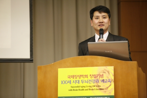 한국뇌과학연구원 주최로 열린 “100세 시대 두뇌건강과 뇌교육“ 세미나에서 이일근 서울브레인신경과 원장이 ‘뇌질환의 예방과 증상’이란 주제로 강연하고 있다.