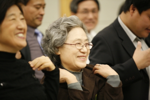 한국뇌과학연구원 주최로 열린 “100세 시대 두뇌건강과 뇌교육“ 세미나에 참석한 참가자들이 직접 뇌체조를 배우고 있다.