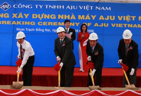 문규영 아주그룹 회장(사진 왼쪽에서 두 번째), 김재우 아주산업 부회장(사진 맨 오른쪽) 등이 참석한 가운데 4월1일 아주그룹의 베트남 현지법인인 “아주VINA” 공장 기공식을 가졌다.