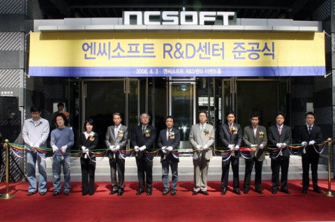 ㈜엔씨소프트는 3일 서울 강남 테헤란로에 신축한 자체 연구개발 센터인 ‘엔씨소프트 R&D 센터’에서 준공식을 열었다. 이날 준공식에는 김택진 대표이사 등 관계사 임직원 100여명이 참석했다. 왼쪽부터 엔씨소프트 배재현 전무, 김형진 실장, 조서윤 다원디자인 대표, 김진구 ㈜정림건축 대표, 박승홍 ㈜dmp 대표, 김택진 엔씨소프트 대표, 강의철 삼성물산 전무, 권준모 한국게임산업협회장, 제임스김 야후코리아 대표, 엔씨소프트 노병호 전무, 박승호 실장