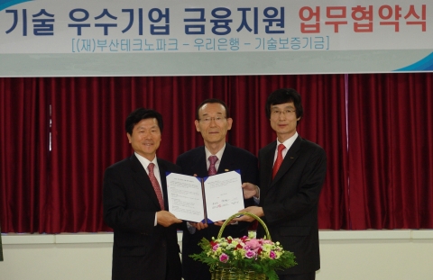 우리은행(은행장 朴海春, www.wooribank.com)은 4일 부산 지사과학산업단지 안에 있는 (재)부산테크파크에서 송기진 우리은행 부행장(사진 왼쪽)과 전진 (재)부산테크노파크 원장(사진중앙), 송기면 기술보증기금 이사(사진 오른쪽)가 참석한 가운데 (재)부산테크파크 및 기술보증기금과 업무협약을 체결하고 부산 지역의 기술 우수 중소기업에 대한 금융 지원에 적극 나서기로 했다.