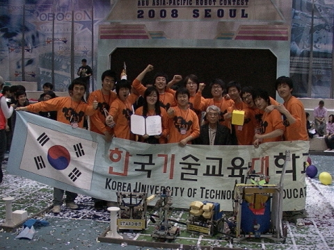 3연속 우승을 일궈낸 '스타덤' 팀원(이운용 팀장, 안형수, 이명재, 장한별, 이주연)과 기술 서포터들