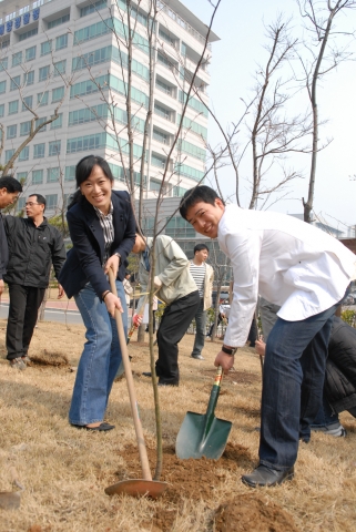 해양경찰청 직원들이 1인 1그루 나무심기를 하고 있다