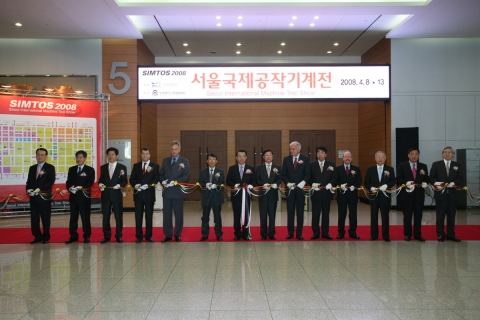 8일 오전 킨텍스(KINTEX)에서 개막된  ‘2008 서울국제공작기계전’의 개막식 행사에서 한승수 국무총리(가운데,왼쪽 여덟 번째), 김문수 경기도지사(왼쪽 세 번째), 지식경제부 김윤호 장관 (오른쪽 일곱 번째) 등이 테이프 커팅을 하고 있다.