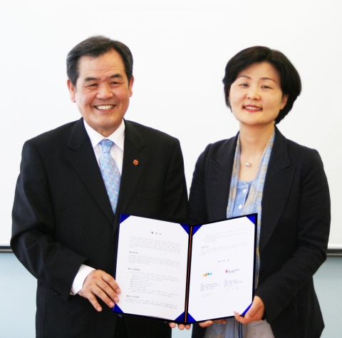 다음 문효은 부사장이 주한 방글라데시 샤히둘 이슬람 대사가 참석한 가운데, 한국 세이브더칠드런 코리아 김노보 회장에게 학교 건립기금 1억원을 전달하고 있다.