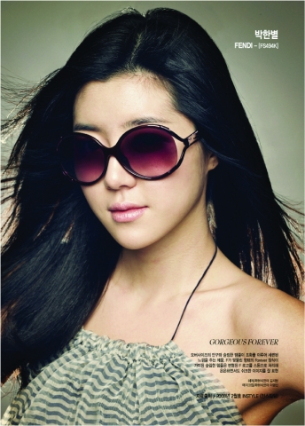 배우 박한별 펜디 선글라스 FS 494K. 오버사이즈의 안구와 슬림한 템플이 조화를 이루어 세련된 느낌을 주는 제품. F가 맞물린 형태의 Forever 장식이 가미된 슬림한 템플은