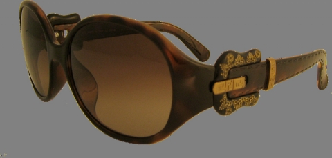 렌즈 부분과 다리의 컬러 대비로 세련미를 더한 펜디 선글라스 FS 493K. 펜디의 리미티드 에디션으로 템플의 B-Buckle 장식이 화려하게 드러난 제품.버클에 음각으로 패턴을 