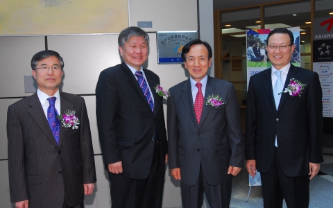 10일(목) 오후 3시 강서구 오쇠동 아시아나항공 본사에서 강주안 아시아나항공 사장(오른쪽에서 두번째)이 장의성 서울지방노동청장(오른쪽에서 세번째), 박종선 서울지방노동청 남부지청장(맨 왼쪽) 과 함께 ‘2008년 남녀고용평등 우수기업’ 현판식을 가지고 있다.