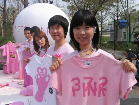 레인콤이 4월 11일 금요일 홍대 놀이터에서 핑크캠페인 자선바자회를 하고 있다.