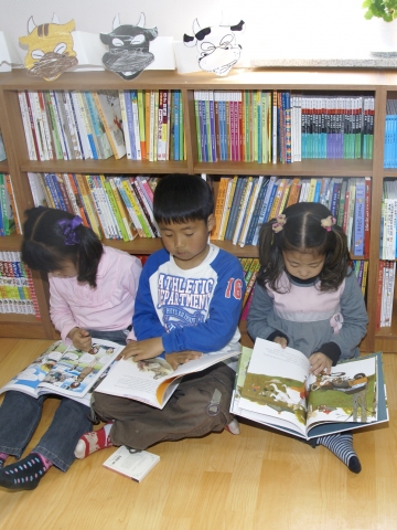 마라도에 개설된 네이버 마을도서관 서가에서 학생들이 독서삼매경에 빠져 있다. 왼쪽부터 가파초교 마라분교 1학년 라해빈(여), 3학년 이현진(남), 1학년 정수현(여) 학생