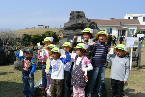 11일 마라도에서 개최된 네이버 마을도서관 개관행사에서 제주 가파초등학교 학생들이 미니북과 네이버 모자를 선물로 받고 기뻐하고 있다.
