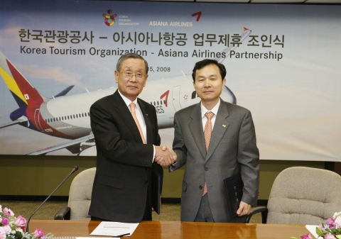 좌-아시아나 항공 박찬법 부회장, 우-관광공사 오지철 사장