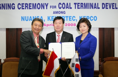 4월 17일 오전 11시 한전 본사에서 한국전력 이원걸 사장(가운데), 인도네시아 누안사칩타사 아바디 사장(왼쪽), (주)케너텍 정복임 사장(오른쪽)이 인도네시아 동부 칼리만탄 지역 석탄터미널 사업추진을 위한 양해각서를 체결하였다.