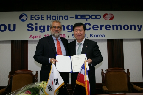 4월 18일 오전 11시 한국전력 삼성동 본사에서 한국전력 이원걸 사장과 도미니카 공화국 하이나 사 롤란도 곤잘레스 번스타 회장이 석탄화력 발전소 건설 운영사업 양해각서를 체결하였다.