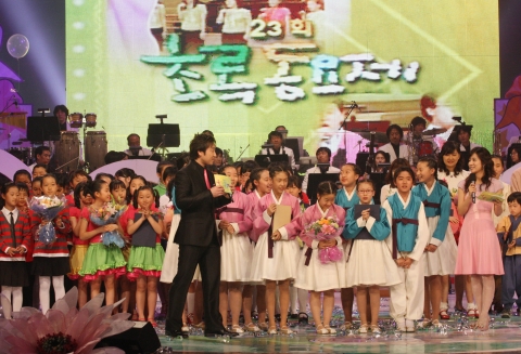 삼성전자는 20일 여의도 KBS홀에서 제23회 초록동요제를 개최했다. 삼성전자는 23년간 이 대회를 개최하며 국내 동요 보급에 앞장서고 있다.