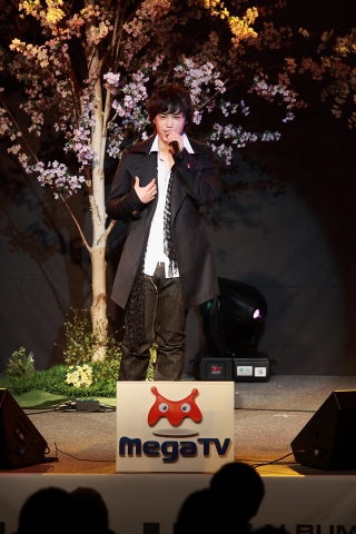 지난 14일 ''MC the Max''의 메인 보컬 ''이수''의 신곡 쇼케이스가 광화문 KT 아트홀에서 진행되었다.