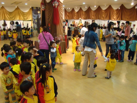 어린이 관람객들로 인형 전시장을 가득 메우고 있다.
