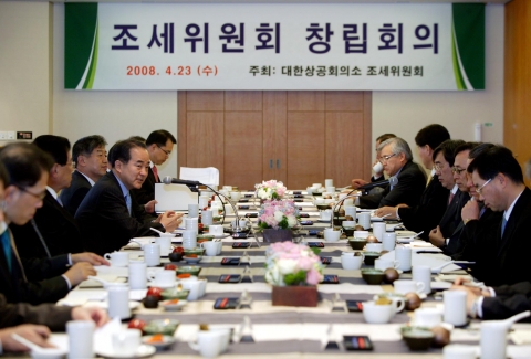 대한상공회의소는 23일 오전 소공동 롯데호텔에서 조세위원회 창립회의를 가졌다. 이 자리에서 곽태원 서강대 교수가 연사로 나서 '조세경쟁시대의 법인세제 개편방향'을 주제로 강연을 했다.
