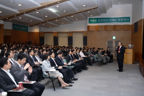매월 1회 개최되는 LG CNS ‘얼리 버드 기술포럼’에 참석한 LG CNS 임직원들이 포럼의 운영 취지를 설명하는 고현진 부사장의 연설을 주의 깊게 듣고 있다.