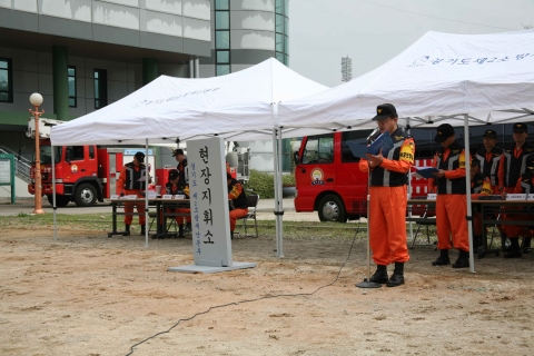 긴급구조통제단 훈련상황을 언론사에 보고하는 경기도제2소방재난본부 서은석 예방홍보담당
