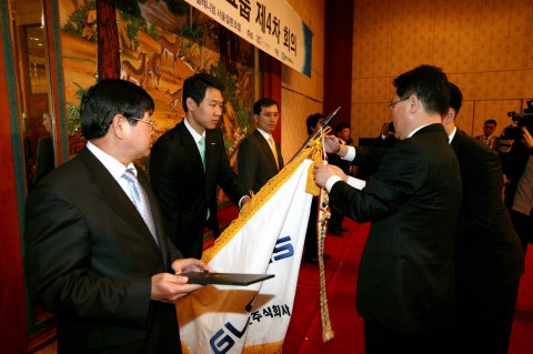 대한상공회의소가 24일 밀레니엄서울힐튼호텔에서 개최한 'RFID 산업화대상 시상식'에서 조석 지식경제부 산업경제정책관(오른쪽)이 대통령 표창을 수상한 글로비스(주)에게 수치(授幟)를 수여하고 있다.
