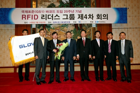 대한상공회의소가 24일 밀레니엄서울힐튼호텔에서 개최한 'RFID 산업화대상 시상식'에서 표창을 수상한 수상자들과 기념촬영을 하고 있다. 왼쪽 두번째부터 권봉현 LS산전(주) 이사, 김치웅 글로비스(주) 대표이사, 김상열 대한상의 상근부회장, 조석 지식경제부 산업경제정책관, 손영전 세연테크놀로지(주) 대표이사, 이동진 (주)손텍 대표이사, 김승식 대한상의 유통물류진흥원장.