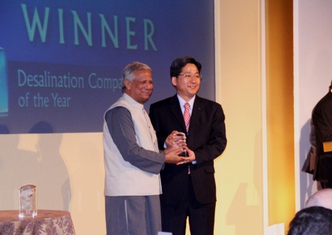 박윤식 두산중공업 담수BG장(오른쪽)이 영국 런던에서 열린 GWI 컨퍼런스에서 2006년 노벨평화상 수상자이자 그라민 은행 총재인 무하마드 유누스(Muhammad Yunus)로부터 2008 글로벌 워터 어워드(Global Water Awards 2008) ‘올해의 담수 기업’(Desalination Company of the Year) 부문 최우수상 트로피를 수상하고 있다.
