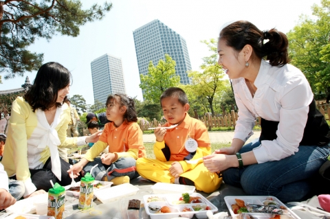 태안 안중초등학교 어린이들이 여의도공원에서 LG임직원들과 함께 점심 도시락을 먹는 모습