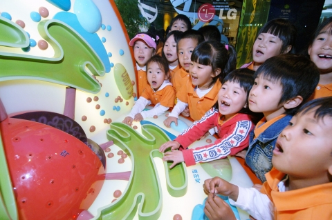 태안 안중초등학교 어린이들이 LG사이언스홀의 세포모형 코너를 체험하고 있는 모습